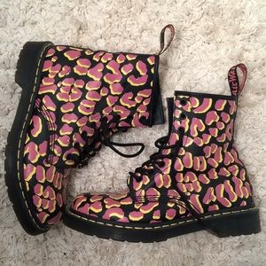 Dr. Martens leopard print air waves *size 8* EUC